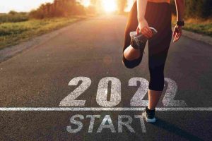mujer haciendo estiramientos antes de hacer running