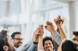 empleados celebrando un logro en la oficina