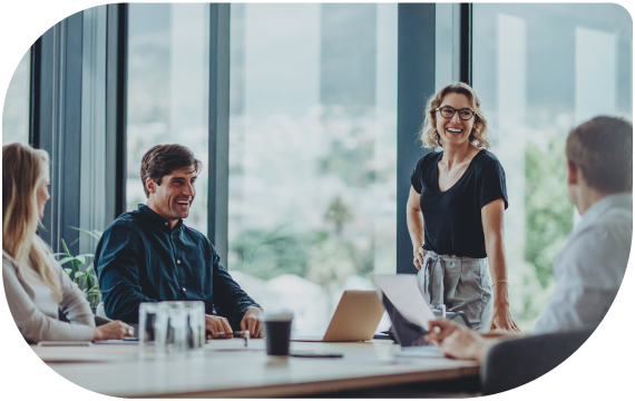 empleados sonrientes dentro de una sala de reunión