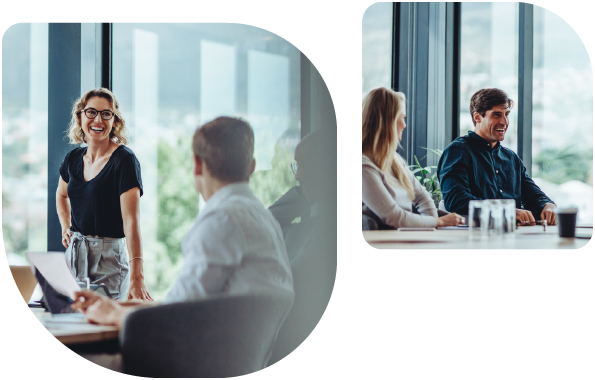empleados reunidos en una sala de reuniones dentro de una oficina acristalada