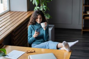 mujer sentada viendo el móvil