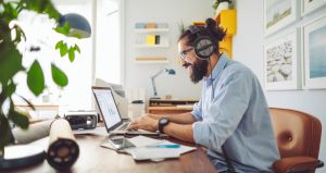 persona teletrabajando en su escritorio de casa