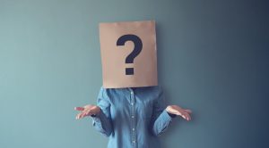 persona con una caja en la cabeza y una interrogación con fondo azul