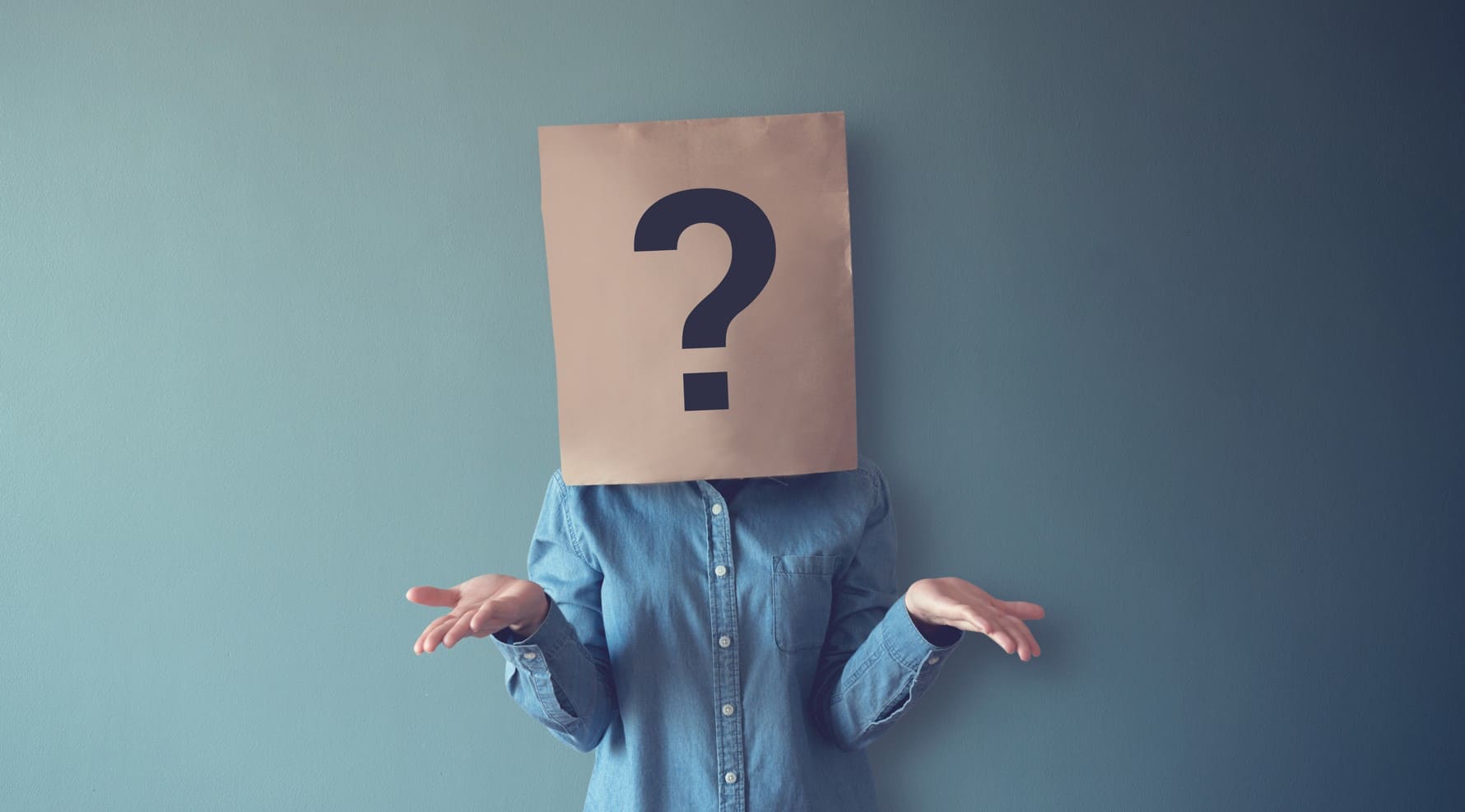 persona con una caja en la cabeza y una interrogación con fondo azul