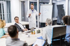 médicos con bata blanca reunidos en una sala del hospital