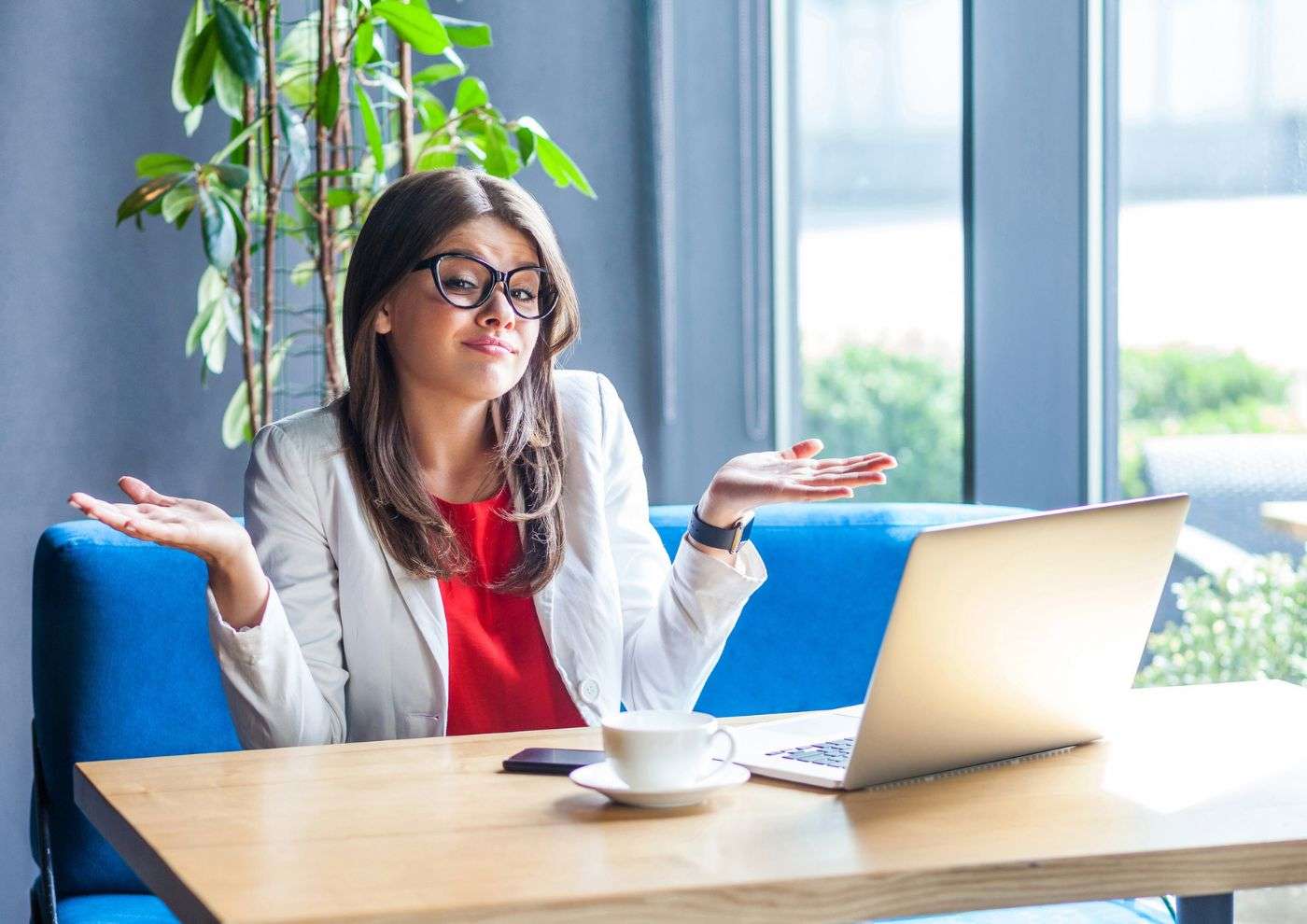 mujer sentada en escritorio oficina con gesto de preocupación