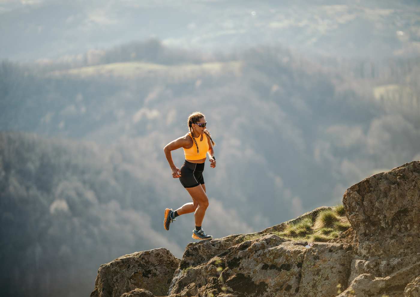 mujer haciendo deporte en la montaña