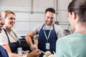 personas haciendo voluntariado