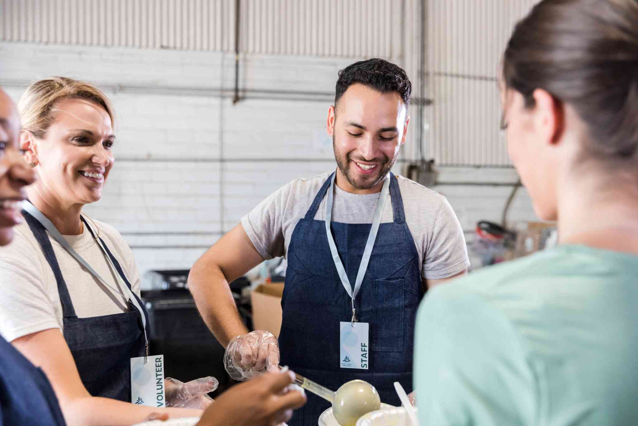 personas haciendo voluntariado
