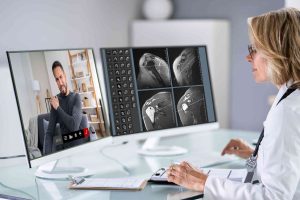 médico atendiendo a paciente a distancia