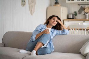 mujer en sofa