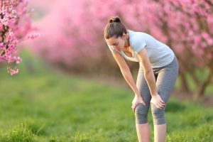 mujer haciendo deporte en primavera