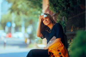 mujer con calor en la calle