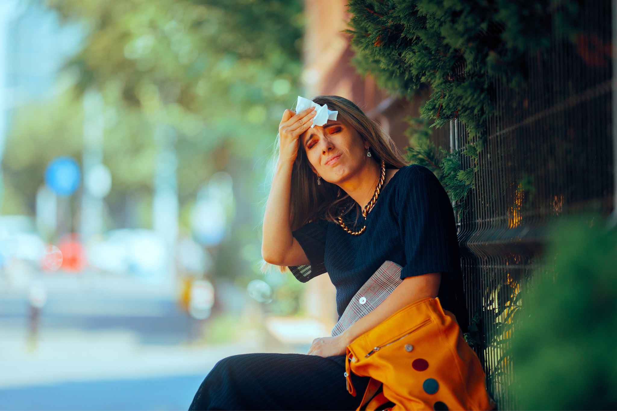 mujer con calor en la calle