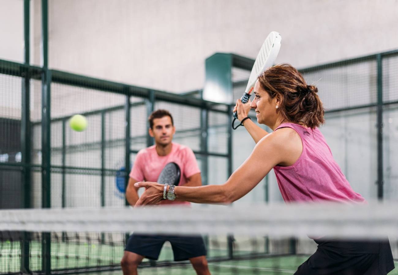 compañeros de trabajo jugando a padel